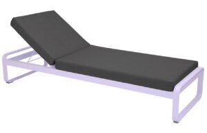 Tmavě &scaron;ed&eacute; čalouněn&eacute; zahradn&iacute; leh&aacute;tko Fermob Bellevie s fialovou podnož&iacute;