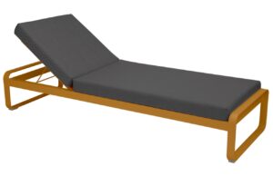 Tmavě &scaron;ed&eacute; čalouněn&eacute; zahradn&iacute; leh&aacute;tko Fermob Bellevie s hnědou podnož&iacute;