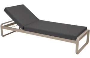 Tmavě &scaron;ed&eacute; čalouněn&eacute; zahradn&iacute; leh&aacute;tko Fermob Bellevie s mu&scaron;k&aacute;tově &scaron;edou podnož&iacute;