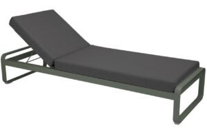 Tmavě &scaron;ed&eacute; čalouněn&eacute; zahradn&iacute; leh&aacute;tko Fermob Bellevie s &scaron;edozelenou podnož&iacute;