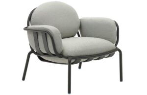 Tmavě &scaron;ed&eacute; hlin&iacute;kov&eacute; zahradn&iacute; křeslo Kave Home Joncols s pol&scaron;t&aacute;ři