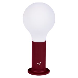 Tře&scaron;ňově červen&aacute; nab&iacute;jec&iacute; stoln&iacute; LED lampa Fermob Aplo 26