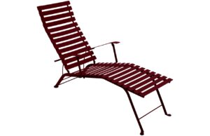 Tře&scaron;ňově červen&eacute; kovov&eacute; leh&aacute;tko Fermob Bistro