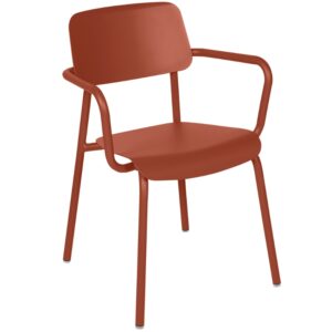 Zemitě červen&aacute; hlin&iacute;kov&aacute; zahradn&iacute; židle Fermob Studie s područkami