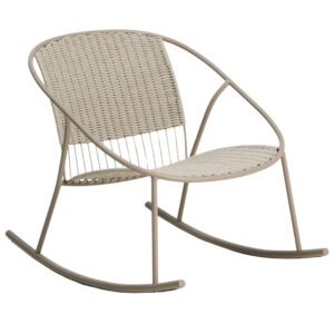 Kave Home B&eacute;žovo&scaron;ed&eacute; zahradn&iacute; houpac&iacute; křeslo Atrani s v&yacute;pletem