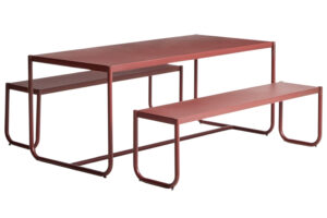 Kave Home Červen&yacute; kovov&yacute; zahradn&iacute; set stolu a lavic Sotil