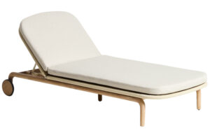 Kave Home Dřevěn&eacute; zahradn&iacute; leh&aacute;tko Alipa s b&eacute;žov&yacute;m v&yacute;pletem