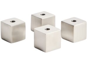 Kave Home Set čtyř matn&yacute;ch nerezov&yacute;ch sv&iacute;cnů Acadia 2 cm