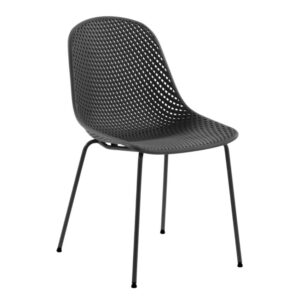 Tmavě &scaron;ed&aacute; plastov&aacute; j&iacute;deln&iacute; židle Kave Home Quinby