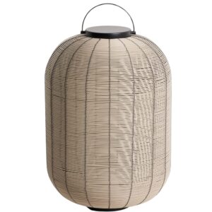 Kave Home B&eacute;žov&aacute; zahradn&iacute; LED lampa z uměl&eacute;ho ratanu Saranella 55 cm