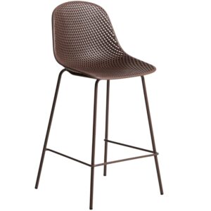 Kave Home Hněd&aacute; plastov&aacute; barov&aacute; židle Quinby 65 cm