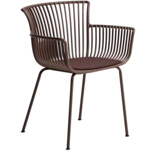 Kave Home Hněd&aacute; plastov&aacute; zahradn&iacute; židle Surpika
