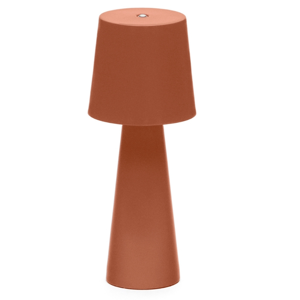 Kave Home Terakotově červená kovová zahradní stolní LED lampa Arenys S